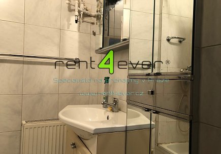 Pronájem bytu, Břevnov, Šlikova, suterénní byt 1+kk, 27 m2, cihla, nezařízený nábytkem, Rent4Ever.cz