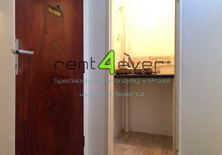 Pronájem bytu, Břevnov, Šlikova, suterénní byt 1+kk, 27 m2, cihla, nezařízený nábytkem, Rent4Ever.cz