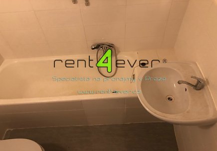 Pronájem bytu, Břevnov, Šlikova, byt 1+kk, 27 m2, cihla, po rekonstrukci, komora, nezařízený, Rent4Ever.cz