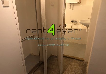 Pronájem bytu, Břevnov, Šlikova, byt 1+kk, 27 m2, cihla, po rekonstrukci, komora, nezařízený, Rent4Ever.cz