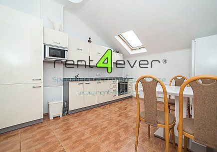 Pronájem bytu, Kyje, Zvíkovská, byt 3+1 v RD, 100 m2, cihla, balkon, zahrada, zařízený nábytkem, Rent4Ever.cz