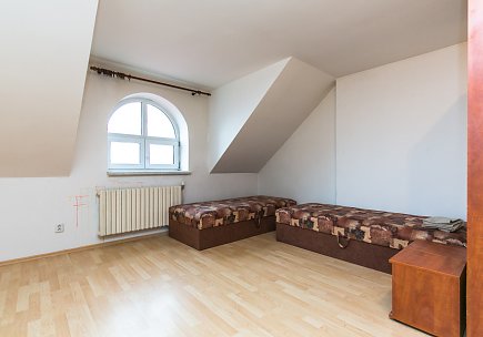 Pronájem bytu, Prosek, Nad Kelerkou, byt 1+kk ve vile, 40 m2, terasa, zařízený nábytkem, Rent4Ever.cz