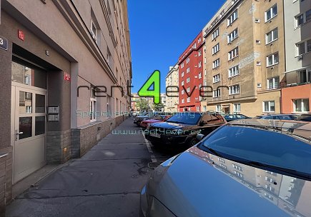 Pronájem bytu, Žižkov, Viklefova, 2+kk, 42 m2, cihla, vestavěné patro, výtah, komplet. zařízený, Rent4Ever.cz