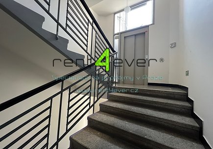 Pronájem bytu, Žižkov, Viklefova, 2+kk, 42 m2, cihla, vestavěné patro, výtah, komplet. zařízený, Rent4Ever.cz
