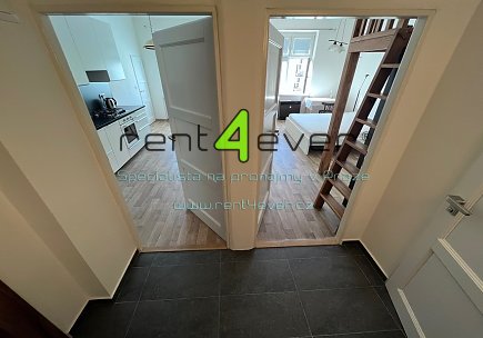 Pronájem bytu, Žižkov, Viklefova, 2+kk, 42 m2, cihla, vestavěné patro, výtah, komplet. zařízený, Rent4Ever.cz