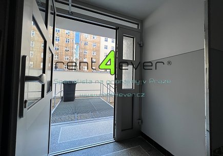 Pronájem bytu, Žižkov, Viklefova, 2+kk, 42 m2, cihla, vestavěné patro, výtah, komplet. zařízený, Rent4Ever.cz