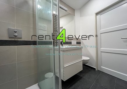 Pronájem bytu, Žižkov, Viklefova, 2+kk, 42 m2, cihla, vestavěné patro, výtah, komplet. zařízený, Rent4Ever.cz