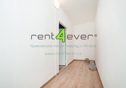 Pronájem bytu, Žižkov, Pod lipami, ateliér 1+kk, 23 m2, po rekonstrukci, lodžie, komora, nevybavený, Rent4Ever.cz