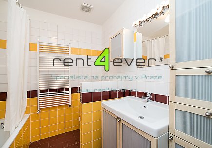 Pronájem bytu, Vinohrady, Na Kozačce, 2+kk, 58 m2, po rekonstrukci, výtah, terasa, část. zařízený, Rent4Ever.cz