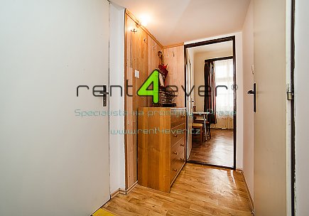 Pronájem bytu, Žižkov, Koněvova, byt 1+1, 35 m2 s patrem na spaní 7 m2, částečně zařízený, Rent4Ever.cz