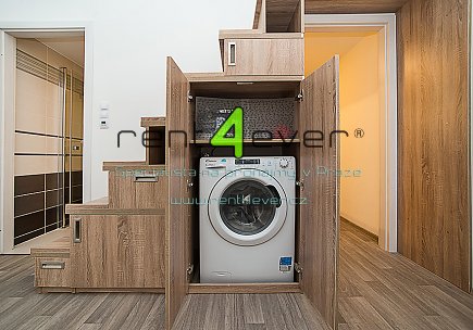 Pronájem bytu, Metro C Budějovická, byt 1+kk, 24 m2, po rekonstrukci, cihla, nezařízený nábytkem, Rent4Ever.cz