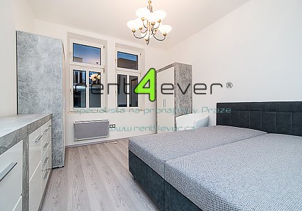 Pronájem bytu, Smíchov, Na Laurové, 1+1, 41 m2, cihla, po rekonstrukci, vestavěné patro, zařízený, Rent4Ever.cz