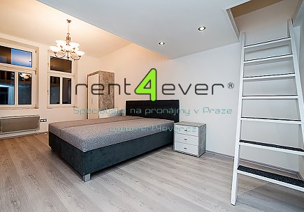 Pronájem bytu, Smíchov, Na Laurové, 1+1, 41 m2, cihla, po rekonstrukci, vestavěné patro, zařízený, Rent4Ever.cz