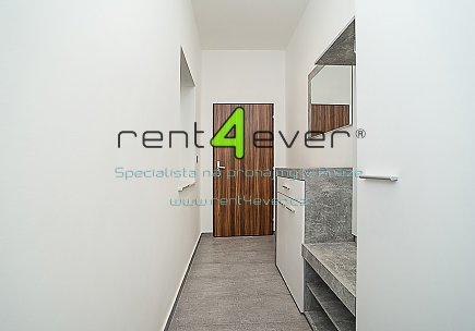 Pronájem bytu, Smíchov, Na Laurové, 1+1, 41 m2, cihla, po rekonstrukci, vestavěné patro, zařízený, Rent4Ever.cz