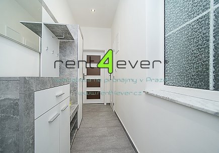 Pronájem bytu, Smíchov, Na Laurové, 1+1, 41 m2, cihla, po rekonstrukci, vestavěné patro, zařízený, Rent4Ever.cz