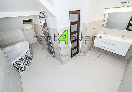 Pronájem bytu, Metro B Karlovo Náměstí, 4+kk, 125 m2, po rekonstrukci, klimatizace, komora, výtah, Rent4Ever.cz