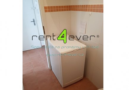 Pronájem bytu, Žižkov, Koněvova, 1+kk, 34 m2, cihla, po rekonstrukci, zařízený nábytkem, Rent4Ever.cz