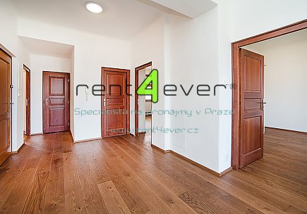 Pronájem bytu, Dejvice, Na Šťáhlavce, byt 3+1, 100 m2, ve vile, po rekonstrukci, balkon, nevybavený, Rent4Ever.cz