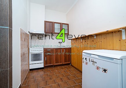 Pronájem bytu, Michle, Mezipolí, byt 2+kk ve vile, 36 m2, cihla, částečně zařízený, Rent4Ever.cz