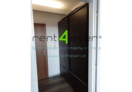 Pronájem bytu, Kamýk, Písnická, byt 1+kk, 30 m2 vč. zasklené lodžie, po rekonstrukci, nevybavený, Rent4Ever.cz