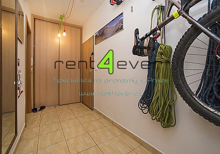 Pronájem bytu, Hrdlořezy, U Smetanky, 2+kk, 62 m2, novostavba, balkon, garáž. stání, vybavený, Rent4Ever.cz