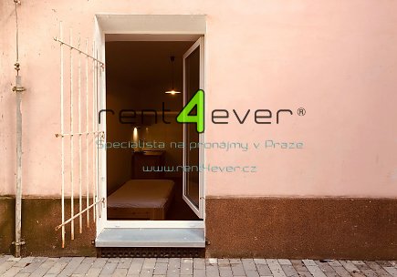 Pronájem bytu, Žižkov, Ježkova, byt 1+kk, 18 m2, cihla, terasa, částečně zařízený nábytkem, Rent4Ever.cz