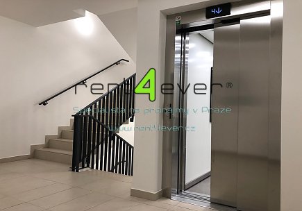Pronájem bytu, Letňany, Škrábkových, byt 1+kk, 35 m2, novostavba, balkon, nevybavený, Rent4Ever.cz