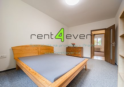 Pronájem bytu, Strašnice, U hranic, byt 3+1, 87 m2, po rekonstrukci, balkon, šatna, část. vybavený, Rent4Ever.cz