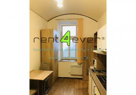 Pronájem bytu, Smíchov, Na Laurové, suterénní byt 1+kk, 16 m2, po kompletní rekonstrukci, zařízený, Rent4Ever.cz