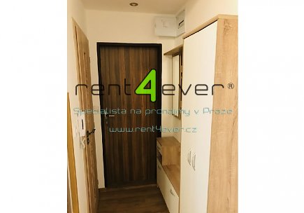 Pronájem bytu, Smíchov, Na Laurové, suterénní byt 1+kk, 16 m2, po kompletní rekonstrukci, zařízený, Rent4Ever.cz