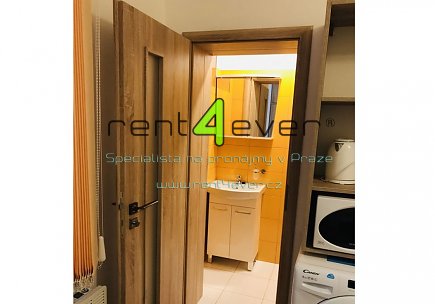Pronájem bytu, Smíchov, Na Laurové, suterénní byt 1+kk, 16 m2, po kompletní rekonstrukci, zařízený, Rent4Ever.cz