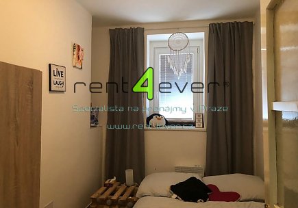 Pronájem bytu, Strašnice, Srbínská, polosuterénní byt 2+1, 40 m2, po rekonstrukci, nezařízený , Rent4Ever.cz