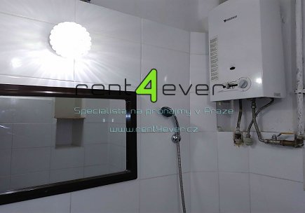 Pronájem bytu,  Holešovice, Komunardů, byt 2+kk, 47 m2, v přízemí cihlového domu, nezařízený, Rent4Ever.cz