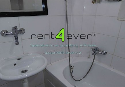 Pronájem bytu,  Holešovice, Komunardů, byt 2+kk, 47 m2, v přízemí cihlového domu, nezařízený, Rent4Ever.cz