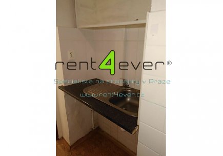 Pronájem bytu,  Holešovice, Komunardů, byt 2+kk, 47 m2, v přízemí cihlového domu, nezařízený, Rent4Ever.cz