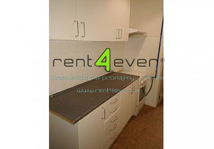 Pronájem bytu,  Holešovice, Komunardů, byt 2+kk, 47 m2, v přízemí cihlového domu, nezařízený, Rent4Ever.cz