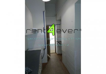 Pronájem bytu,  Holešovice, Komunardů, byt 2+kk, 47 m2, v přízemí cihlového domu, nezařízený, Rent4Ever.cz