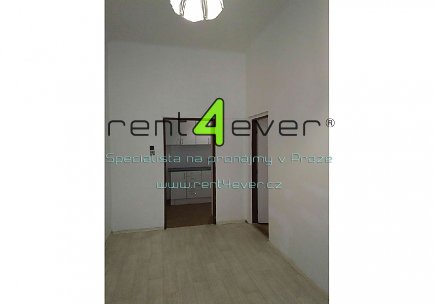 Pronájem bytu,  Holešovice, Komunardů, byt 2+kk, 47 m2, v přízemí cihlového domu, nezařízený, Rent4Ever.cz