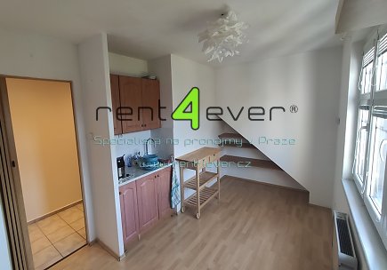 Pronájem bytu, Strašnice, Pitkovická, byt 1+kk - ateliér, 20 m2, cihla, po rekonstrukci, nevybavený , Rent4Ever.cz