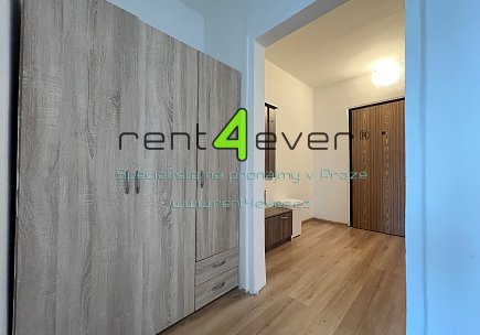 Pronájem bytu, Vršovice, Kodaňská, byt 2+kk, 45 m2, po rekonstrukci, sklep, výtah, zařízený, Rent4Ever.cz