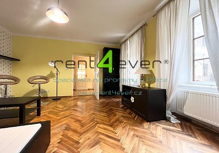 Pronájem bytu, Nové Město, Palackého, byt 1+1, 40 m2, po rekonstrukci, šatna, zařízený nábytkem, Rent4Ever.cz