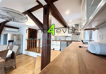 Pronájem bytu, Smíchov, Na Laurové, luxusní podkrovní 3+1, 135 m2, po rekonstrukci,  část. vybavený, Rent4Ever.cz