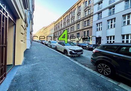 Pronájem bytu, Žižkov, Řehořova, byt 1+kk, 20 m2, po rekonstrukci, zařízený nábytkem, Rent4Ever.cz