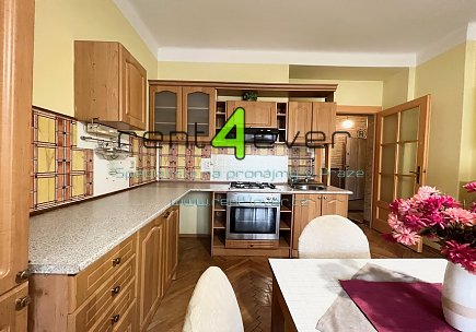 Pronájem bytu, Vršovice, Ruská, 2+kk, 50 m2, cihla, po rekonstrukci, komora, sklep, zařízený, Rent4Ever.cz