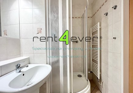 Pronájem bytu, Metro C Ládví, ul. Modřínová, byt 2+1, 37 m2, v RD, částečně zařízený nábytkem, Rent4Ever.cz