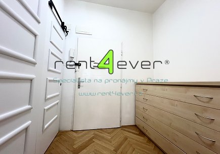 Pronájem bytu, Nové Město, Krakovská, byt 1+kk, 25 m2, cihla, po rekonstrukci, výtah, vybavený , Rent4Ever.cz
