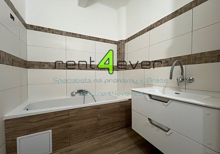 Pronájem bytu, Nusle, Petra Rezka, byt 2+kk, 70m2, ve sníženém přízemí, po rekonstrukci, nevybavený, Rent4Ever.cz