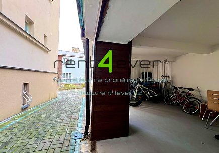 Pronájem bytu, Libeň, Valčíkova, byt 3+1, 120 m2, po rekonstrukci, balkon, částečně zařízený, Rent4Ever.cz
