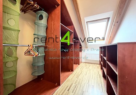 Pronájem bytu, Hostavice, Nežárská, byt 4+kk, 120 m2 v podkroví RD, 2 balkony, zařízený nábytkem, Rent4Ever.cz