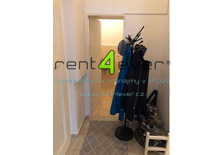 Pronájem bytu, Holešovice, V Háji, útulný byt 1+1, 33.2 m2, sklep, zařízený nábytkem, Rent4Ever.cz